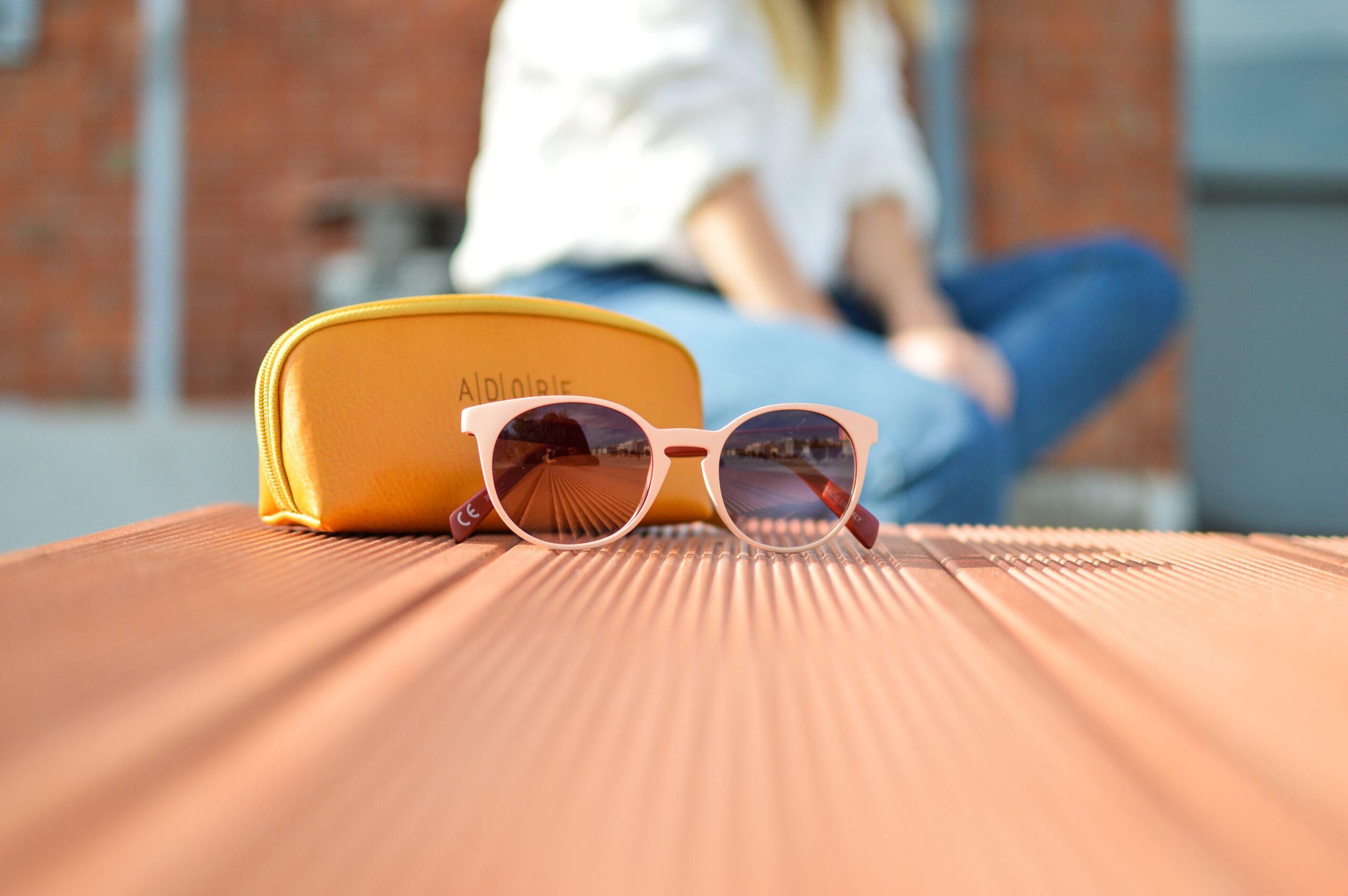 5399601-sunglass-fashion-product-sunglasses-detail-bokeh-blur-table-pink-accesoire-google-free-pictures